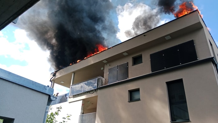 Das Dach dieses Hauses stand in Flammen.