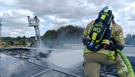 In Graz stand eine PV-Anlage auf einem Dach in Flammen – solche Einsätze nehmen zu. 