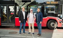 Kurt Prall zeigt den FPÖ-Abgeordneten Yves Bertassi und Roman Schmid (re.) die Probleme am ...