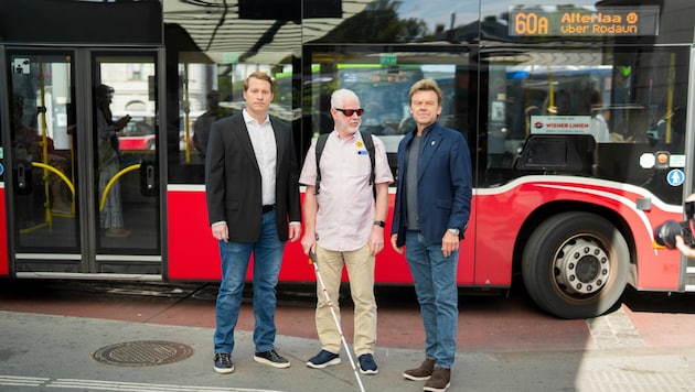 Kurt Prall zeigt den FPÖ-Abgeordneten Yves Bertassi und Roman Schmid (re.) die Probleme am ...
