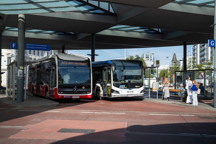 Der Liesinger Busbahnhof ist ein Verkehrsknoten, wie er im Buche steht: Hier treffen Buslinien ...