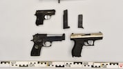 Mit einem ganzen Arsenal an Waffen bedrohte der Serienräuber seine Opfer – ein Fluchtversuch aus ...