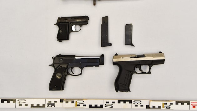 Mit einem ganzen Arsenal an Waffen bedrohte der Serienräuber seine Opfer – ein Fluchtversuch aus ...