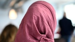 Eine muslimische Betreuerin erschien nach einer Pilgerreise aus religiösen Gründen mit Kopftuch ...