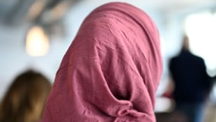 Eine muslimische Betreuerin erschien nach einer Pilgerreise aus religiösen Gründen mit Kopftuch ...