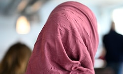 Eine muslimische Betreuerin erschien nach einer Pilgerreise aus religiösen Gründen mit Kopftuch ...