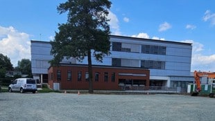 Betroffen sind Stegersbach und Rechnitz. Auch bei weiteren Schulen könnte belastetes Material ...