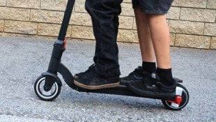 Der 14-jährige E-Scooter-Lenker stellte sich am Dienstag gemeinsam mit seiner Mutter bei der ...