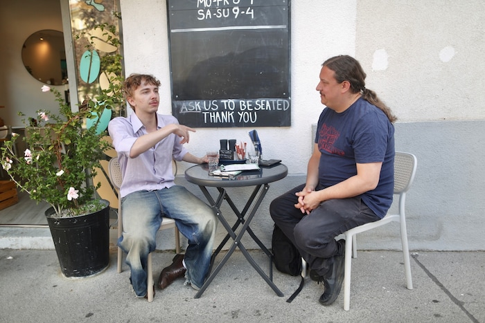Musiker Oskar Haag im Gespräch mit „Krone“-Redakteur Robert Fröwein im sommerlichen Wien.