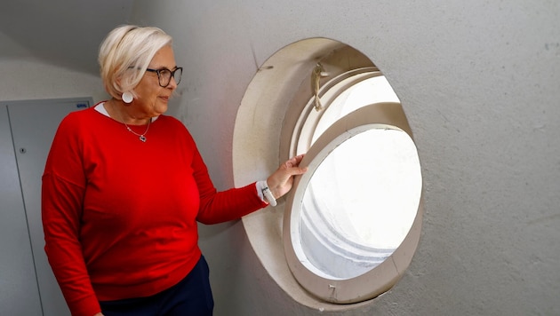 Angela Steiner zeigt ein Stiegenhaus-Fenster, das mittels alter Strumpfhose geschlossen wird.
