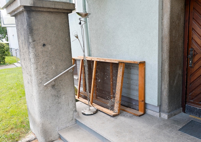 Gegenstände voller Taubenkot wurden vom Dachboden einfach vor das Haus gestellt.
