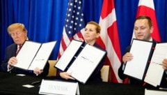 Von links: US-Präsident Donald Trump, Dänemarks Ministerpräsidentin Mette Frederiksen und ...