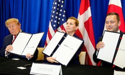 Von links: US-Präsident Donald Trump, Dänemarks Ministerpräsidentin Mette Frederiksen und ...