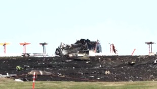 Von der abgestürzten F-16-Maschine blieb nur noch Schutt und Asche.