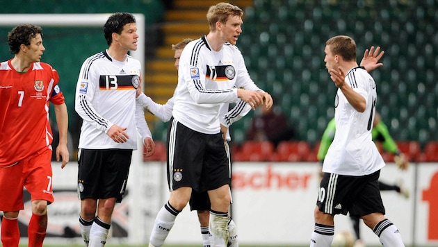 Michael Ballack (mit der Nummer 13) im deutschen Teamdress bei einem WM-Qualispiel 2009