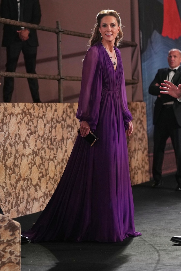 Die Prinzessin von Wales erschien in einem tief pflaumenfarbenen Kleid von Jenny Packham.