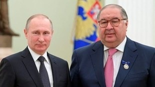 Russlands Präsident Wladimir Putin mit dem Oligarchen Alischer Usmanow (Archivbild)