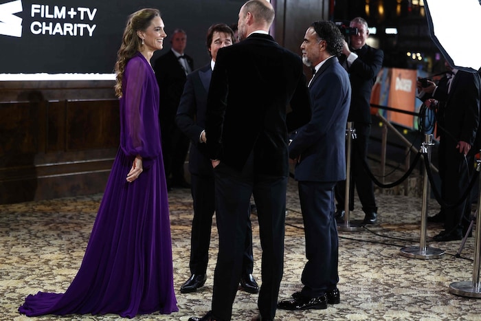 Prinzessin Kate und Prinz William im Gespräch mit Tom Cruise und Regisseur Alejandro Gonzalez ...