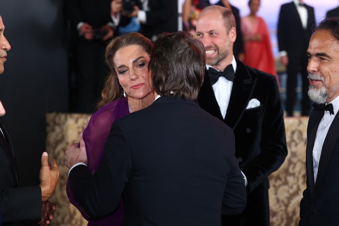 Tom Cruise begrüßte Kate mit Wangenküssen.