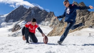 Adam Vinatieri /r.) und Ex-Bayern-Star Giovanni Elber