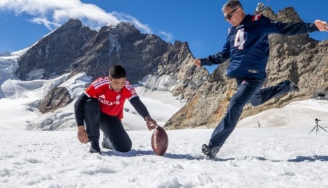 Adam Vinatieri /r.) und Ex-Bayern-Star Giovanni Elber