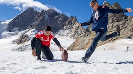 Adam Vinatieri /r.) und Ex-Bayern-Star Giovanni Elber