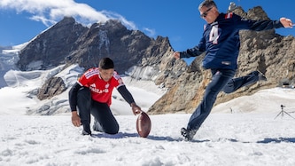 Adam Vinatieri /r.) und Ex-Bayern-Star Giovanni Elber