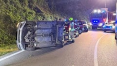 Das verunfallte Fahrzeug kam seitlich zu liegen. Die Feuerwehr sicherte die Unfallstelle ab.
