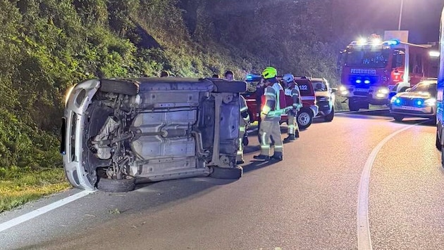 Das verunfallte Fahrzeug kam seitlich zu liegen. Die Feuerwehr sicherte die Unfallstelle ab.
