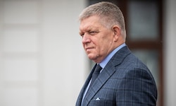 Der slowakische Ministerpräsident Robert Fico sieht die Gründe für die hohen Öl- und Spritpreise ...