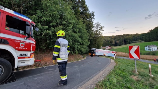 Die Feuerwehren St. Stefan im Rosental und Lichendorf befreiten den Lkw wieder.
