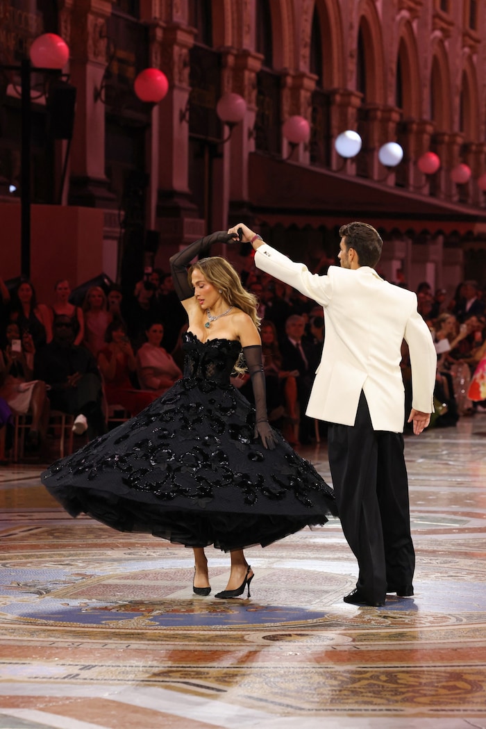 Jennifer Lopez wagte mit dem italienischen Tennisspieler Lorenzo Musetti am Catwalk ein ...