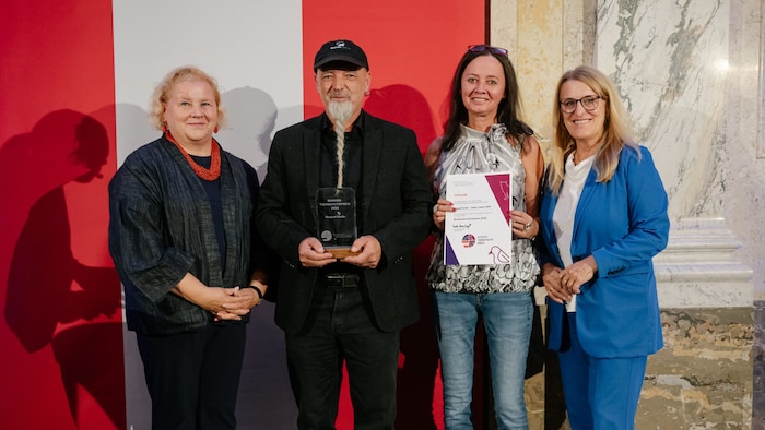 Ministerin Corinna Schuhmann (li.) verlieh den Tierschutzpreis an Tom Putzgruber von ...