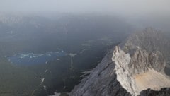 Ein Felssturz hüllte die Zugspitze in eine dichte Staubwolke (Symbolbild).
