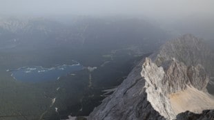 Ein Felssturz hüllte die Zugspitze in eine dichte Staubwolke (Symbolbild).