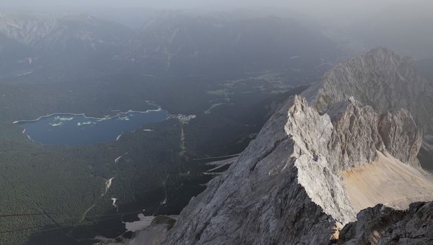 Ein Felssturz hüllte die Zugspitze in eine dichte Staubwolke (Symbolbild).