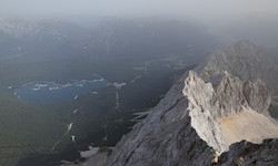 Ein Felssturz hüllte die Zugspitze in eine dichte Staubwolke (Symbolbild).