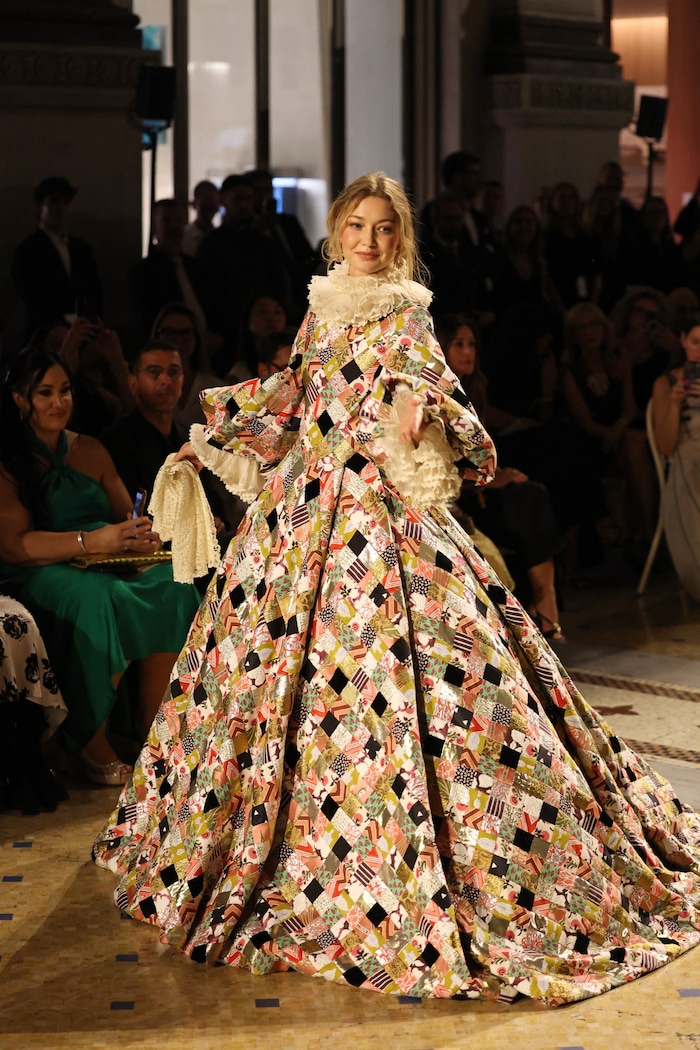 Gigi Hadid sorgte mit diesem Kleid am Laufsteg für Aufsehen.