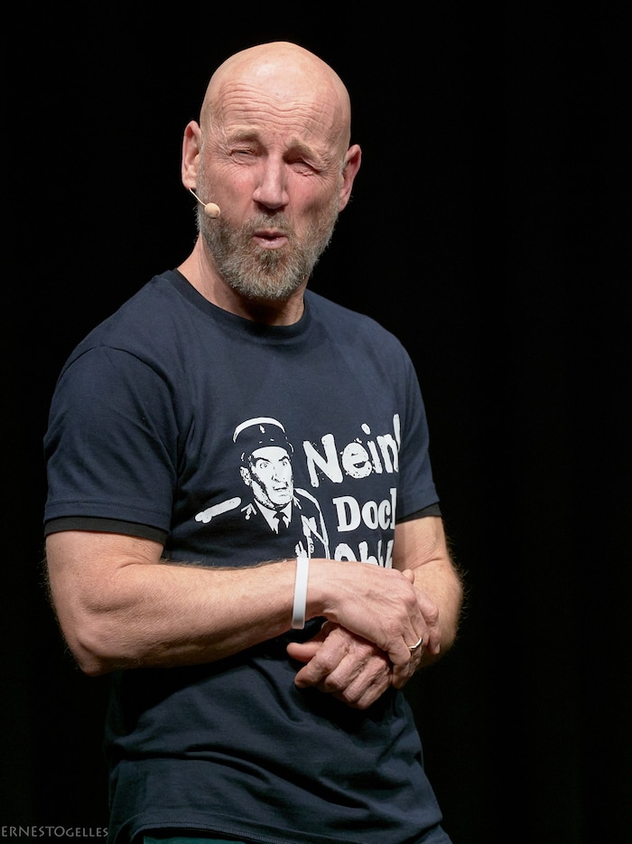 Roland Düringer performt sein Kabarett Regenerationsabend 3.0.