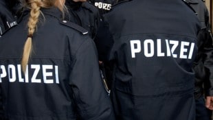 Die beiden deutschen Polizistinnen erhielten nach einer Bewährungsstrafe vor Gericht auch noch ...