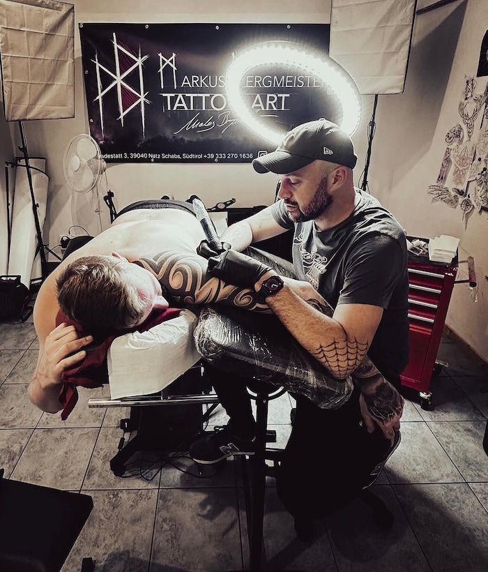 Markus Bergmeister in seinem Tätowier-Studio in Schabs.