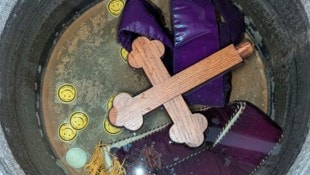 Ein Kreuz und zwei Priesterstolen wurden im Weihwasserbecken versenkt.
