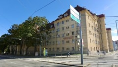 In der Neilreichgasse in Wien-Favoriten soll ein 22-Jähriger einen Verwandten mit mehreren ...