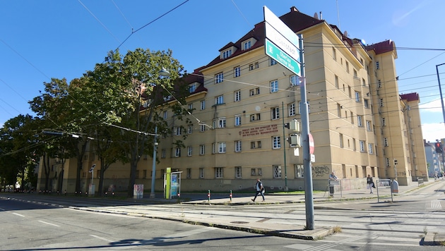 In der Neilreichgasse in Wien-Favoriten soll ein 22-Jähriger einen Verwandten mit mehreren ...