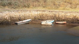 Boote an der Nordseeküste in englischen Grafschaft Northumberland