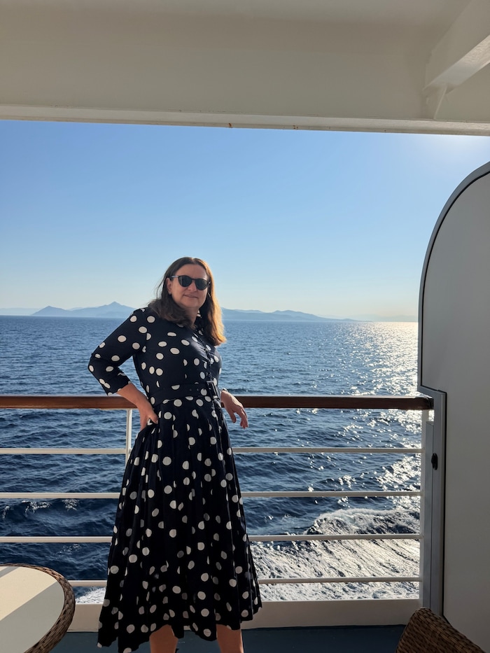 Dem Meer ganz nahe auf dem Balkon der Kabine: Reise-Autorin Andrea Thomas.