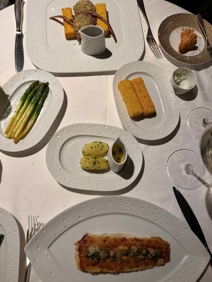 Kulinarische Genüsse an Bord: Gut essen gehört zum Reisen.