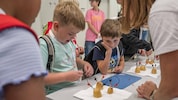 Bei über 100 Stationen können Kinder etwa Strom mit Kartoffeln erzeugen.