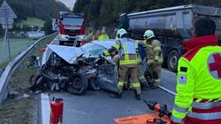 Das Auto wurde komplett demoliert.