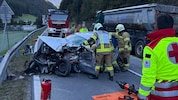 Das Auto wurde komplett demoliert.